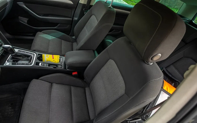 Volkswagen Passat cena 53000 przebieg: 239000, rok produkcji 2016 z Sieniawa małe 704